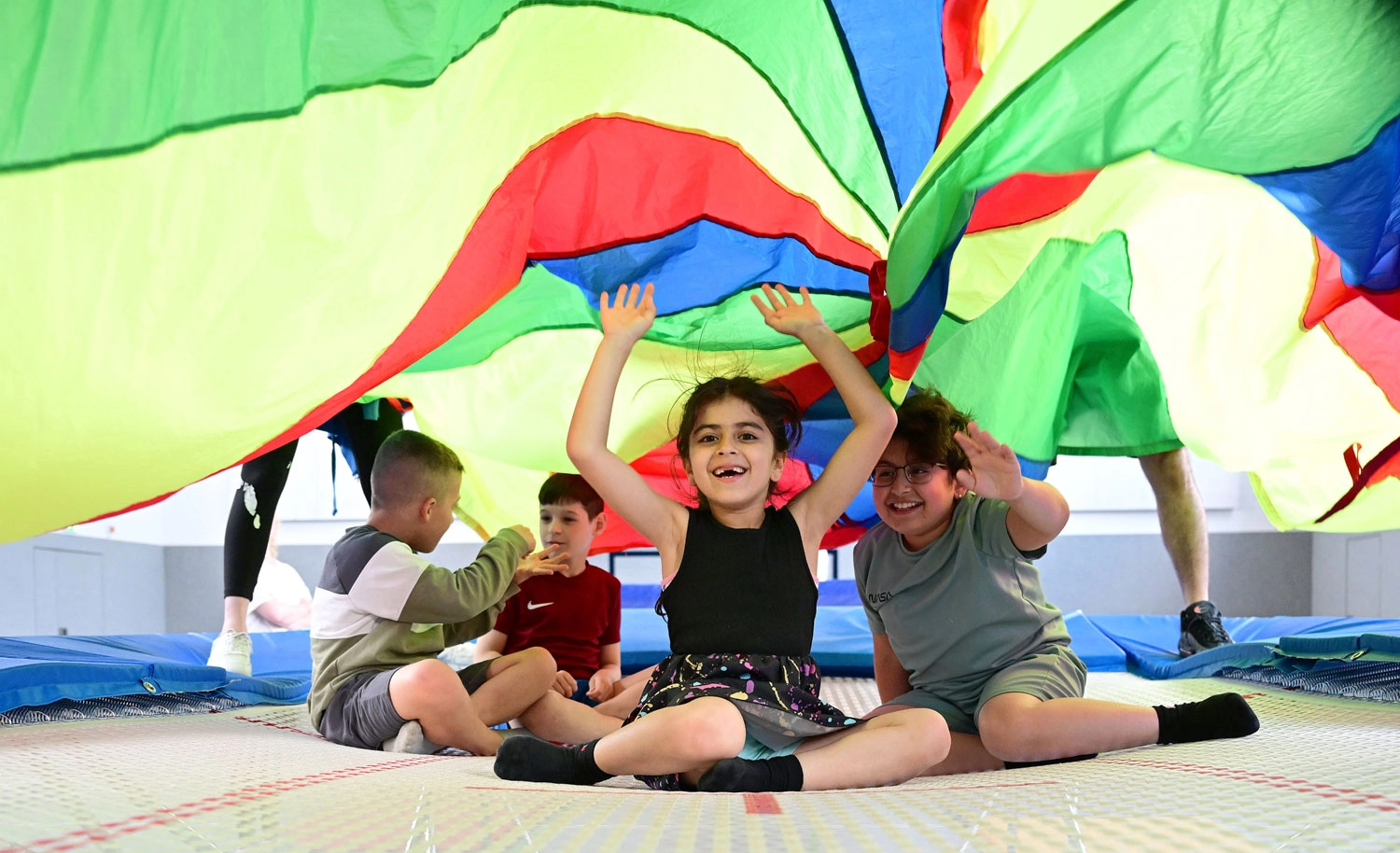 Trampolin, SV Eidelstedt, inklusive Trampolingruppe, Kinder unter einem Schwungtuch